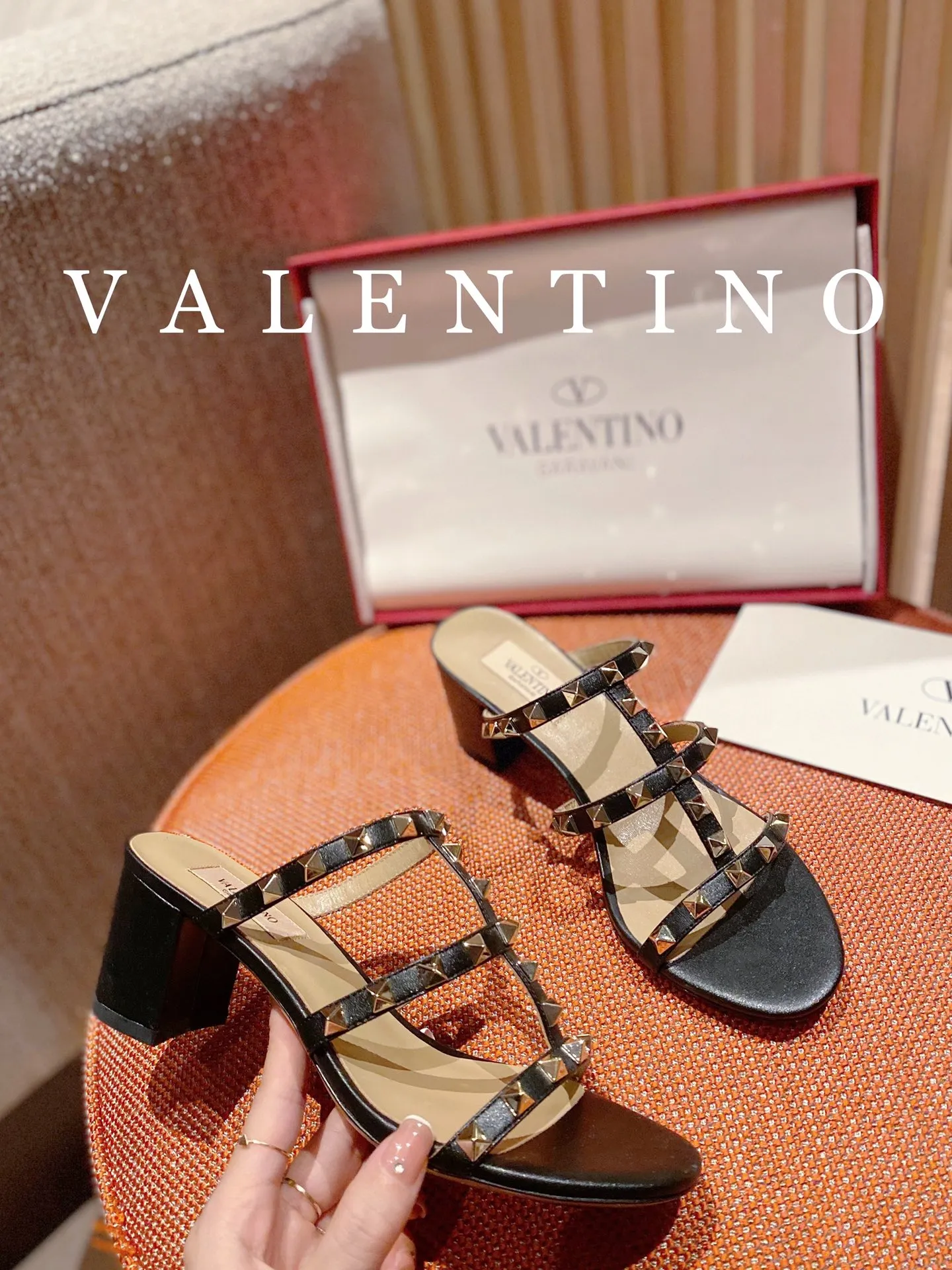 👟👟Ex-factory price 440👟👟 Women's shoes, women's clothing, women's shoes, women's clothing, high-end quality 𝑉𝐴𝐿𝐸𝑁𝑇𝐼𝑁𝑂 Valentino ♡ͥ | Level 🔍 The classic King flip flops are also so beautiful The particularly high-quality hardware brings out a full sense of high-end. After putting it on your feet, you will be stunned and look super slim! The new season lives up to expectations! Worth buying ★Imported cowhide is absolutely high-grade ❥Original method is absolutely sensual ❥Elegant style creates a different feeling🙈 Simple temperament style!  ♡ show bdetails ———————————— ⊿▸: Size｜35-40 (customized at 40.41.42) ⊿▸: Material｜Imported cowhide ⊿▸: Material | Padded sheepskin ⊿▸: Material | Italian🇮🇹 genuine leather outsole ⊿▸: Heel height｜6cm